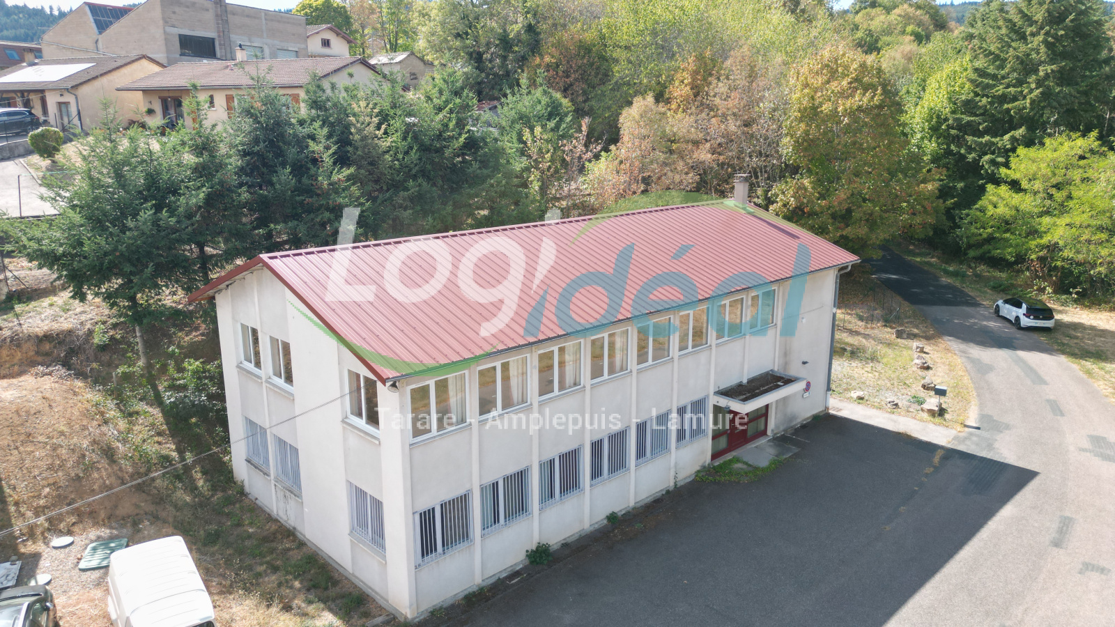 Local commercial 7 pièces 362 m² · à Saint-Just-d'Avray · 362 m² · 230 000 €